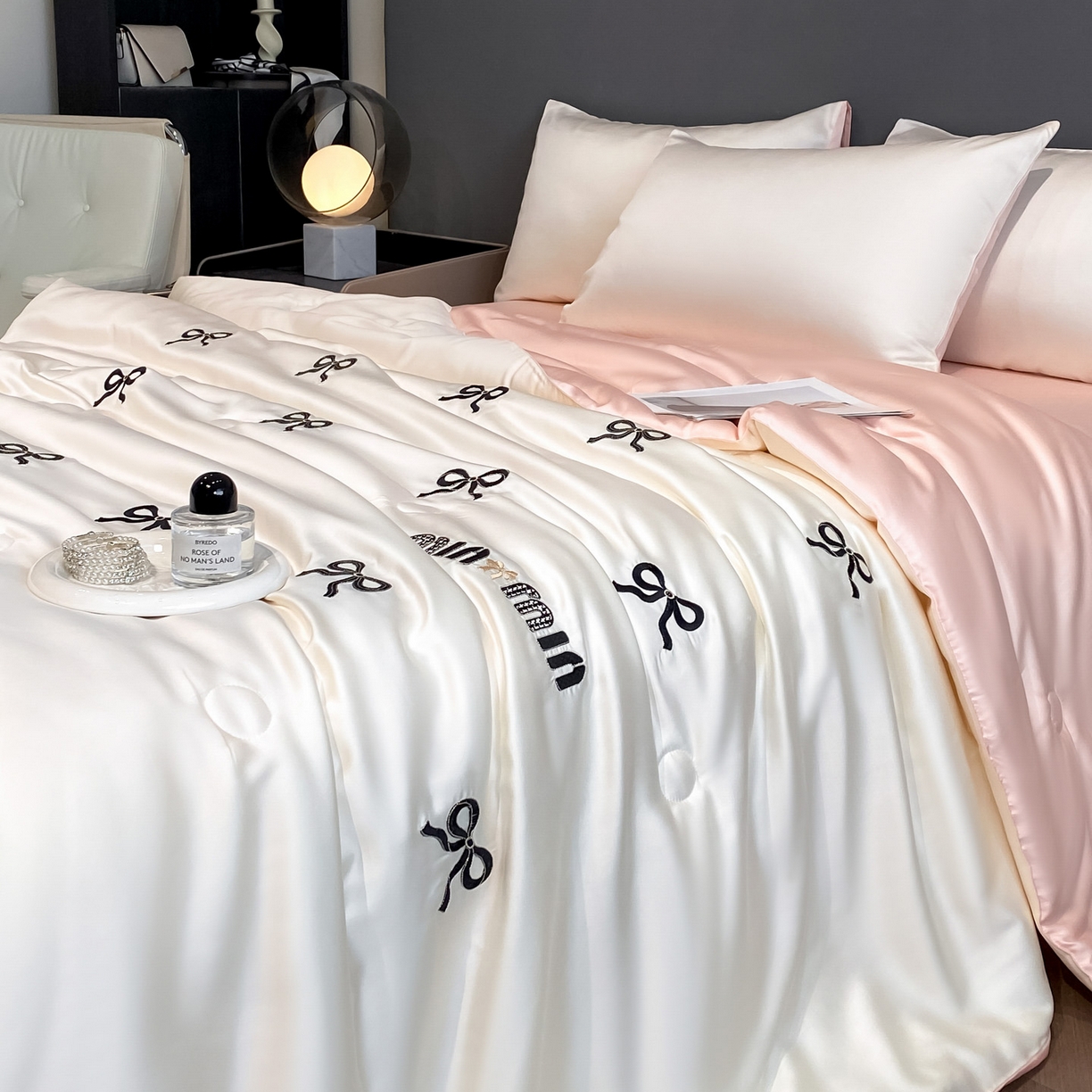 91家纺网 家纺一手货源 找家纺 云棉坊 2026新款水洗冰丝夏被-满绣系列 蝴蝶结-奶白粉