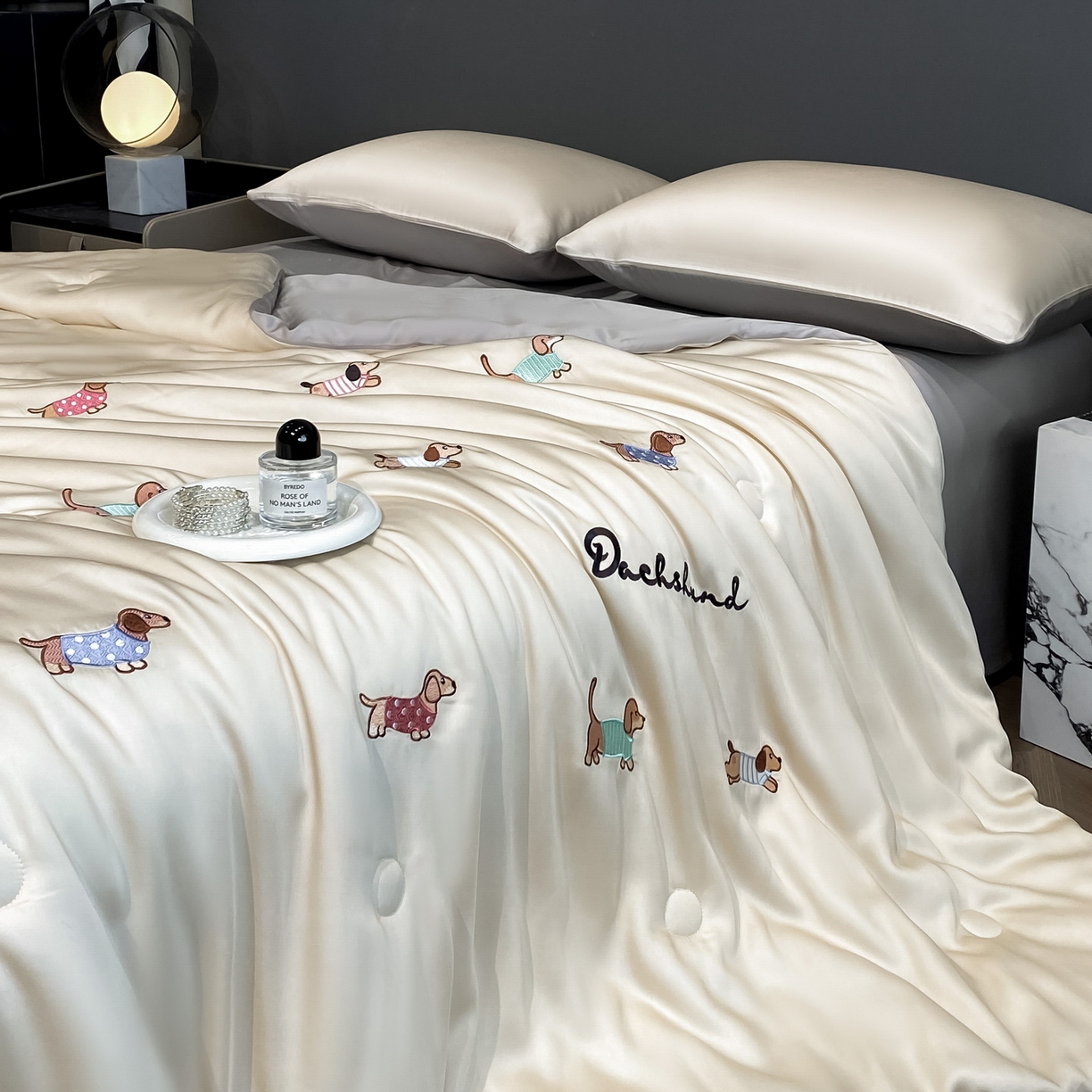 91家纺网 家纺一手货源 找家纺 云棉坊 2026新款水洗冰丝夏被-满绣系列 腊肠狗-梧桐灰