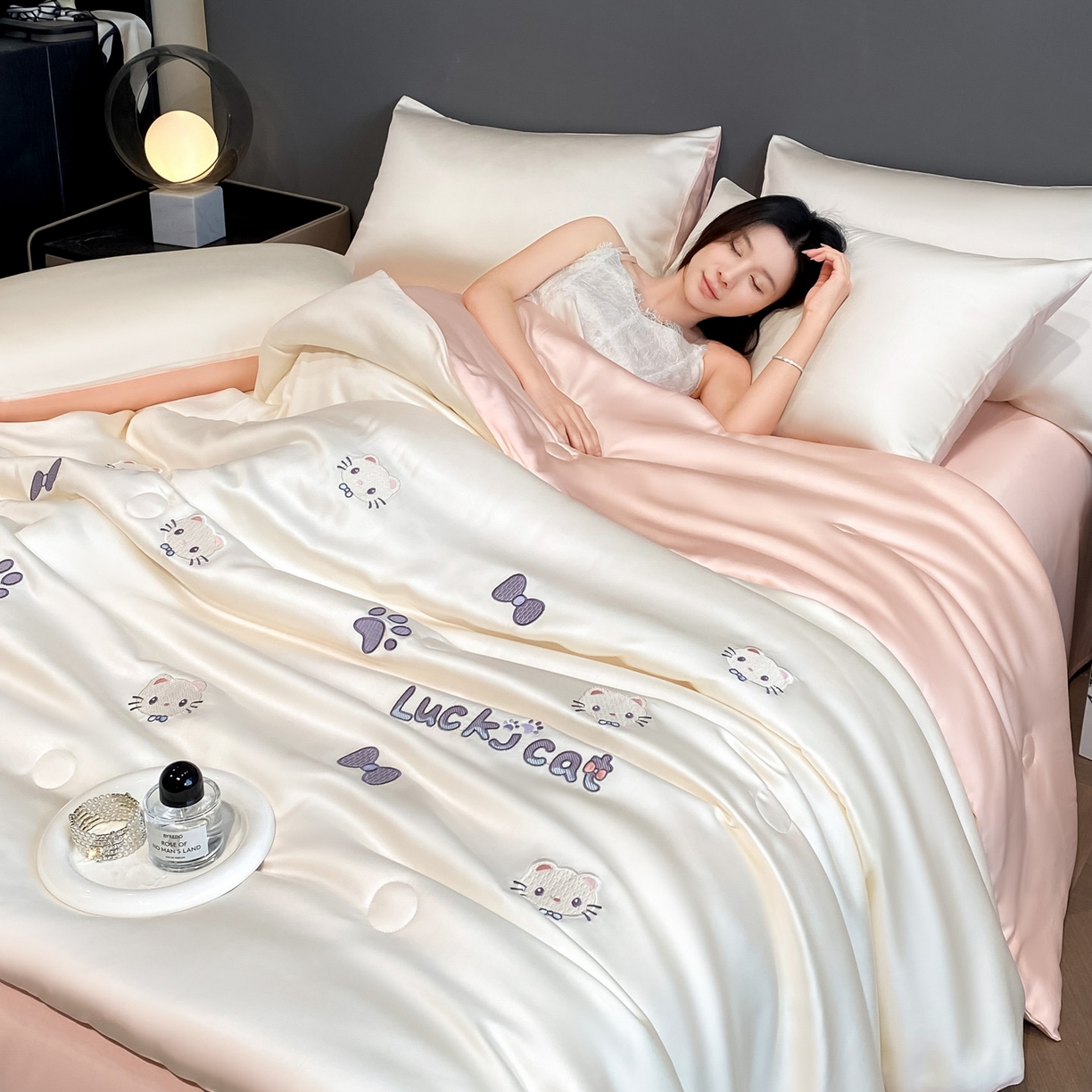 91家纺网 家纺一手货源 找家纺 云棉坊 2026新款水洗冰丝夏被-满绣系列 嘟嘟猫-奶白粉