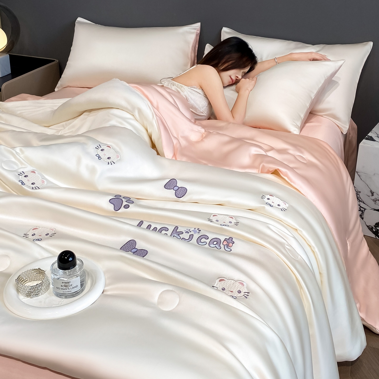 91家纺网 家纺一手货源 找家纺 云棉坊 2026新款水洗冰丝夏被-满绣系列 嘟嘟猫-奶白粉