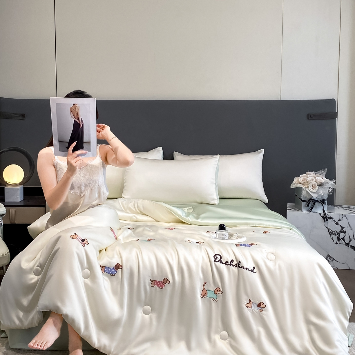 91家纺网 家纺一手货源 找家纺 云棉坊 2026新款水洗冰丝夏被-满绣系列 腊肠狗-奶白绿