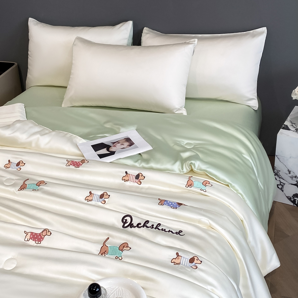 91家纺网 家纺一手货源 找家纺 云棉坊 2026新款水洗冰丝夏被-满绣系列 腊肠狗-奶白绿