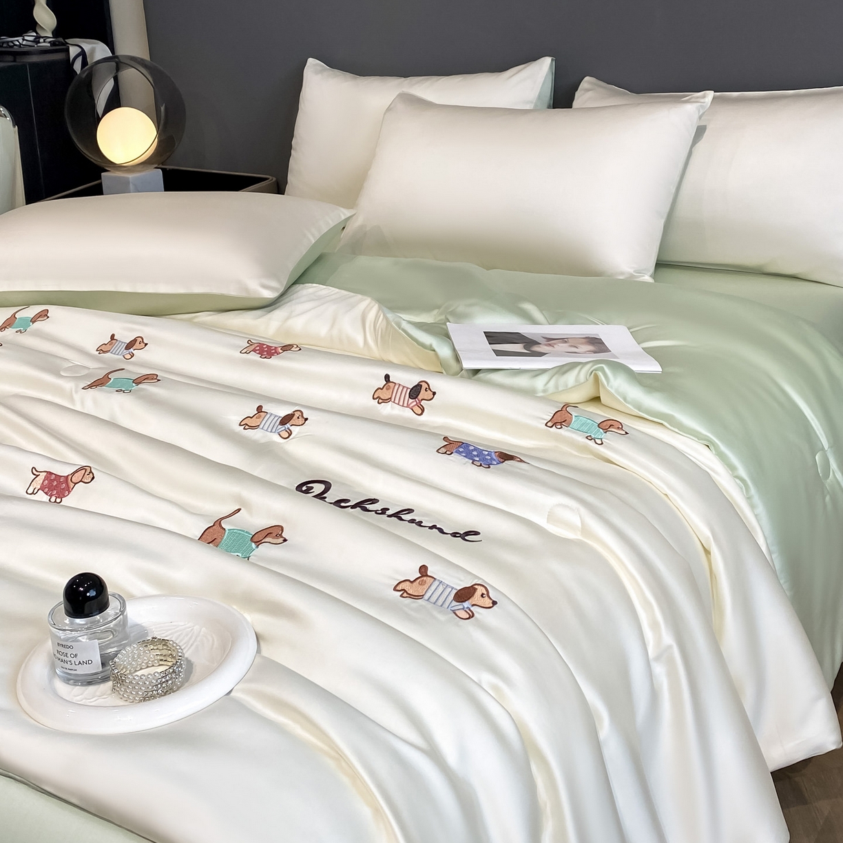 91家纺网 家纺一手货源 找家纺 云棉坊 2026新款水洗冰丝夏被-满绣系列 腊肠狗-奶白绿