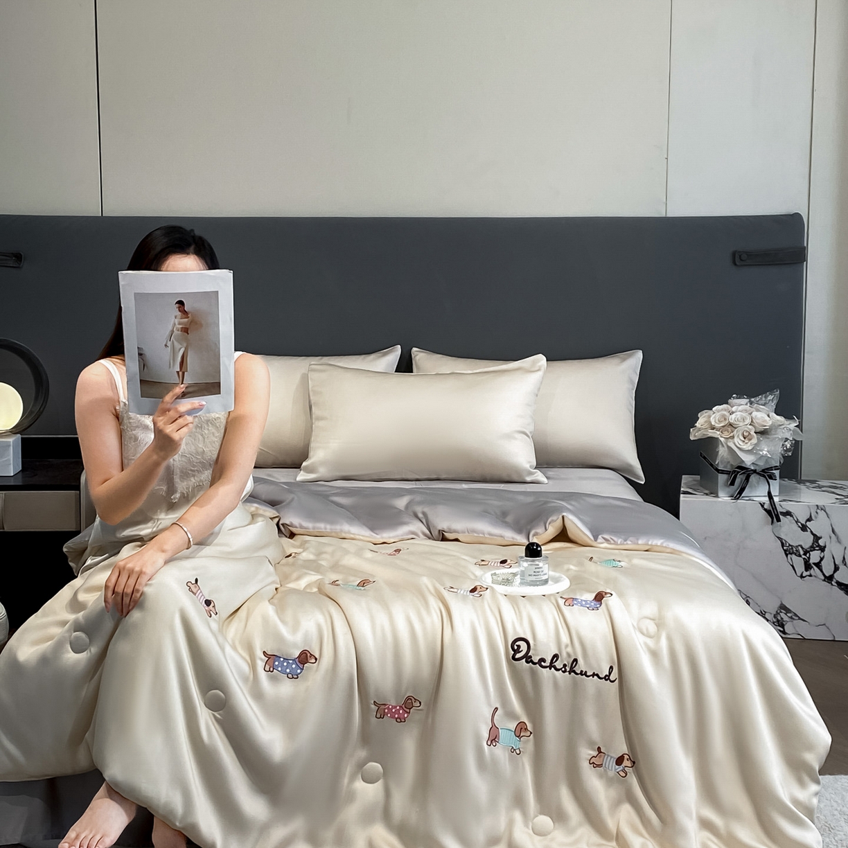 91家纺网 家纺一手货源 找家纺 云棉坊 2026新款水洗冰丝夏被-满绣系列 腊肠狗-梧桐灰