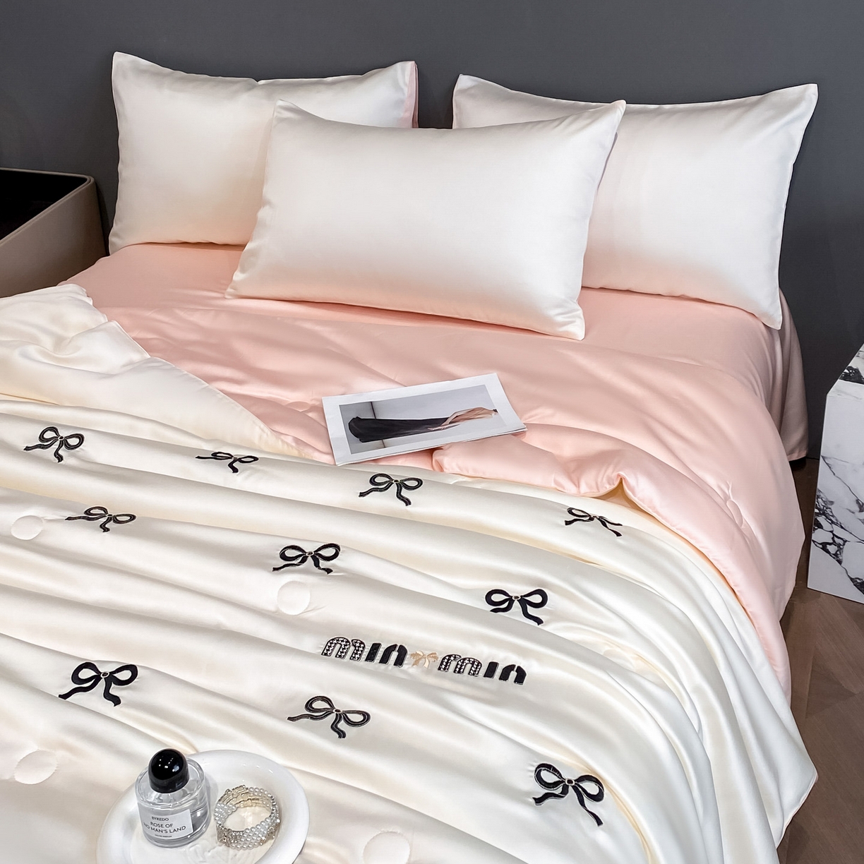 91家纺网 家纺一手货源 找家纺 云棉坊 2026新款水洗冰丝夏被-满绣系列 蝴蝶结-奶白粉