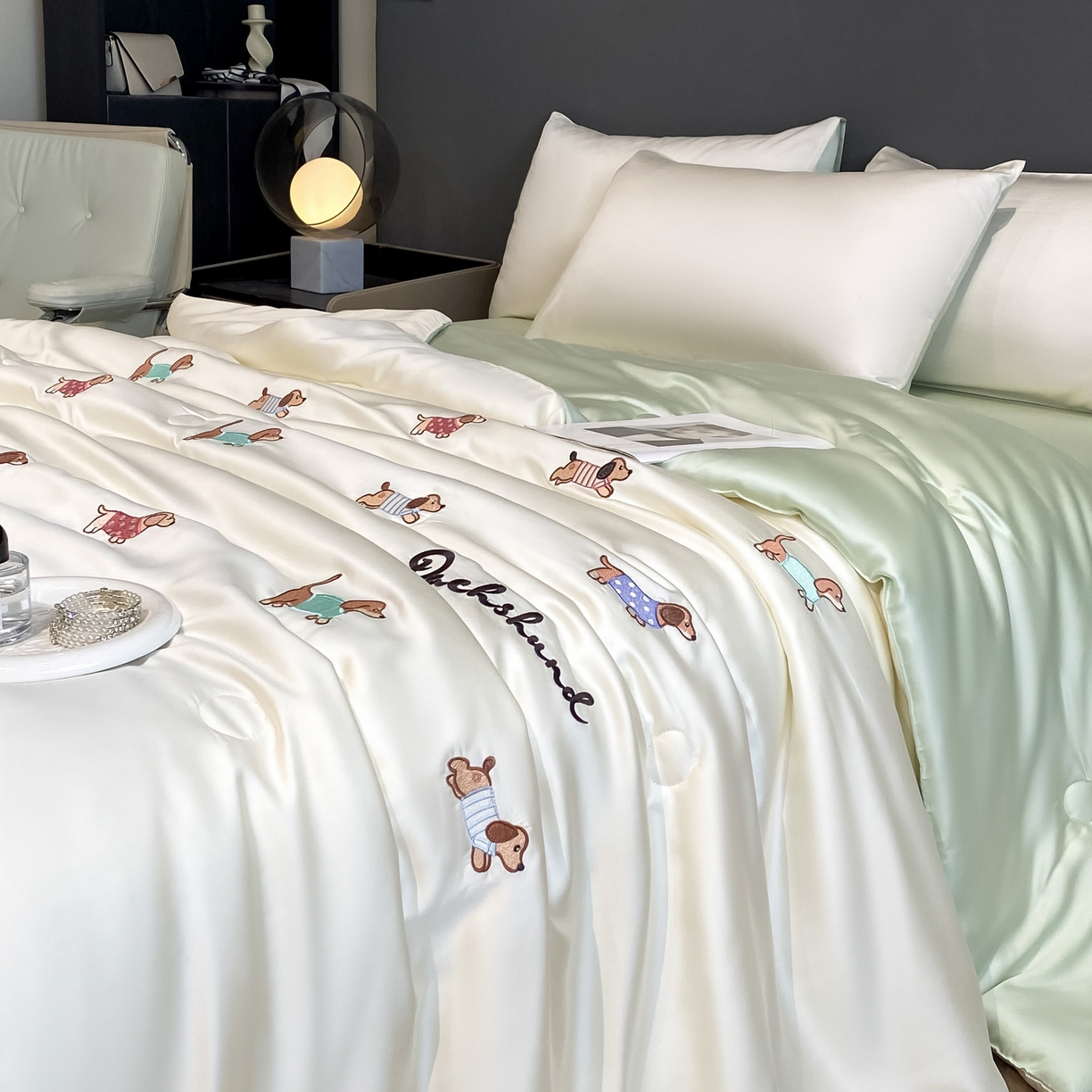 91家纺网 家纺一手货源 找家纺 云棉坊 2026新款水洗冰丝夏被-满绣系列 腊肠狗-奶白绿