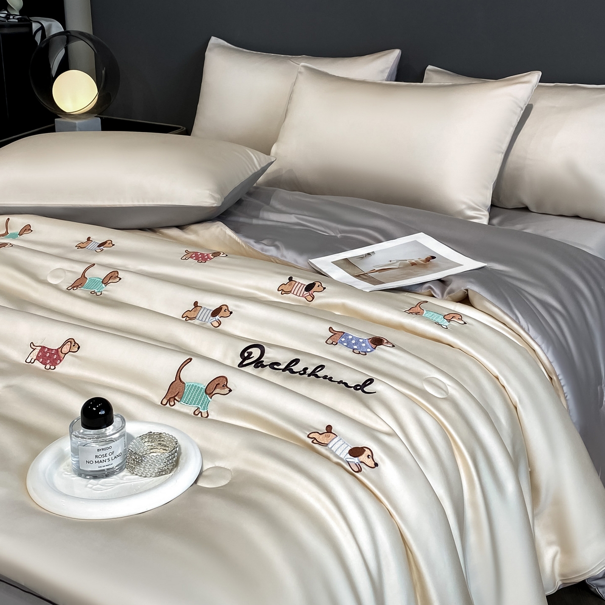 91家纺网 家纺一手货源 找家纺 云棉坊 2026新款水洗冰丝夏被-满绣系列 腊肠狗-梧桐灰