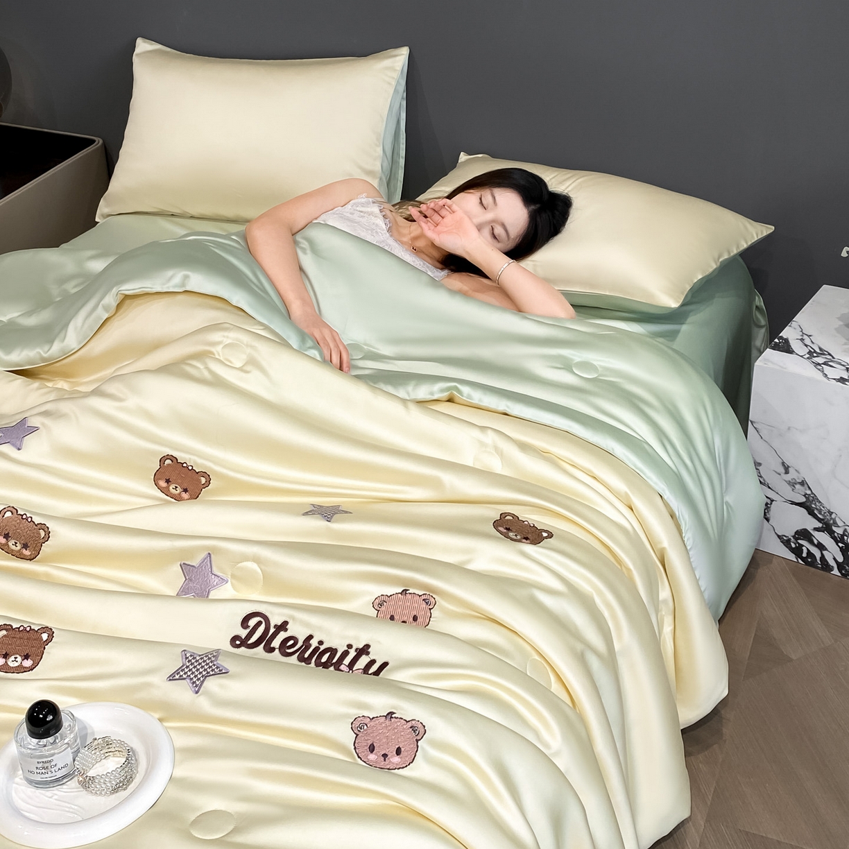 91家纺网 家纺一手货源 找家纺 云棉坊 2026新款水洗冰丝夏被-满绣系列 梦幻熊-奶黄绿