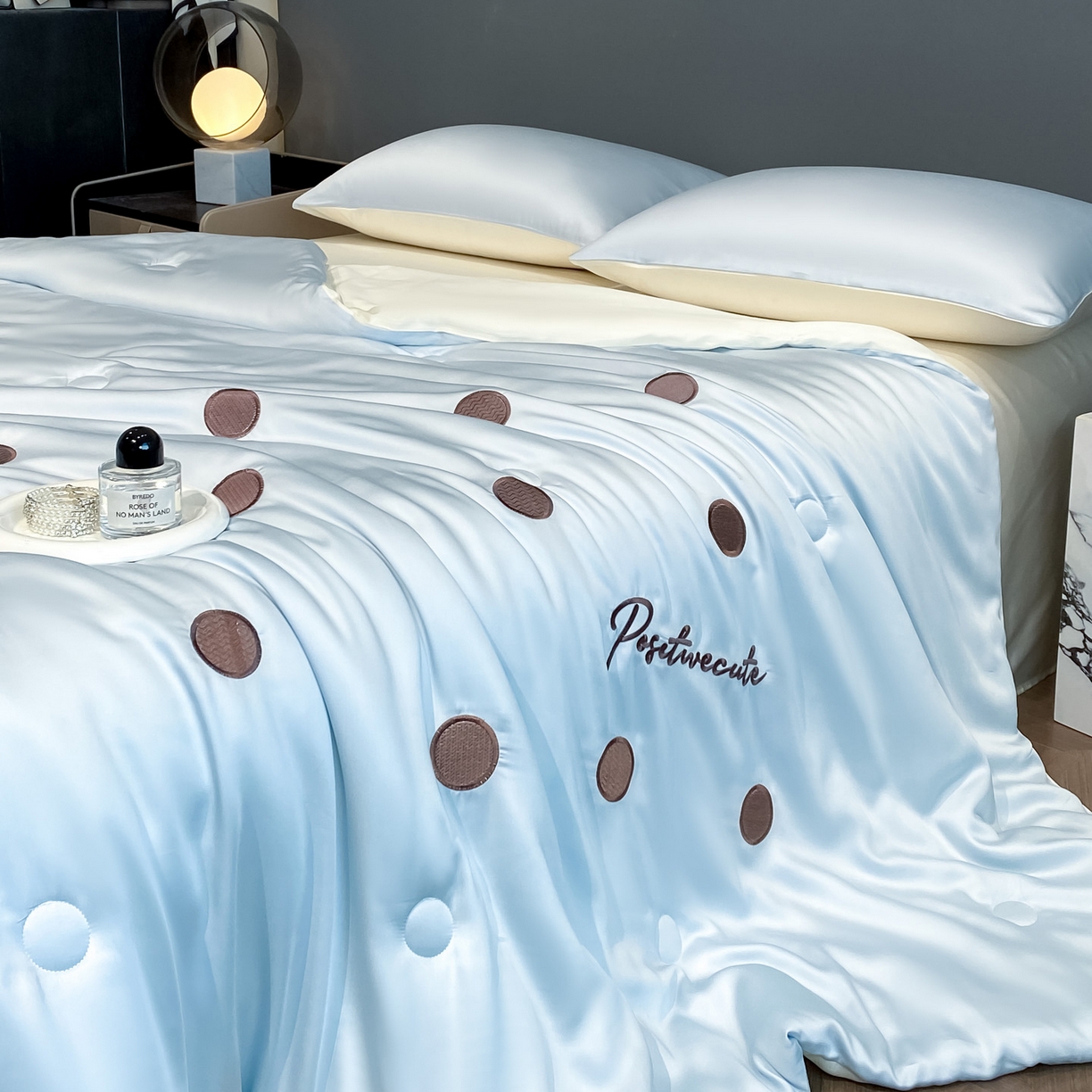 91家纺网 家纺一手货源 找家纺 云棉坊 2026新款水洗冰丝夏被-满绣系列 波点-清澈兰