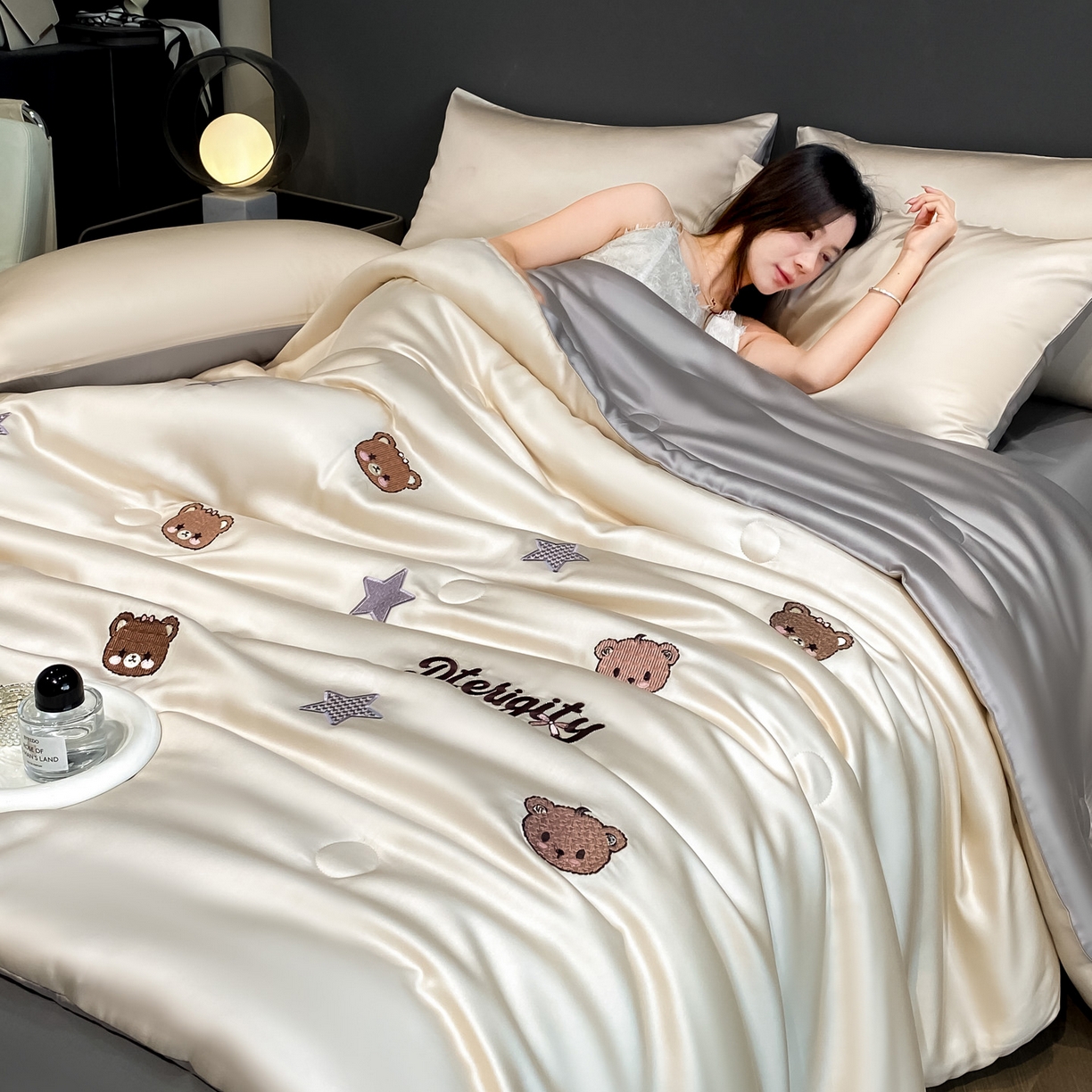 91家纺网 家纺一手货源 找家纺 云棉坊 2026新款水洗冰丝夏被-满绣系列 梦幻熊-梧桐灰