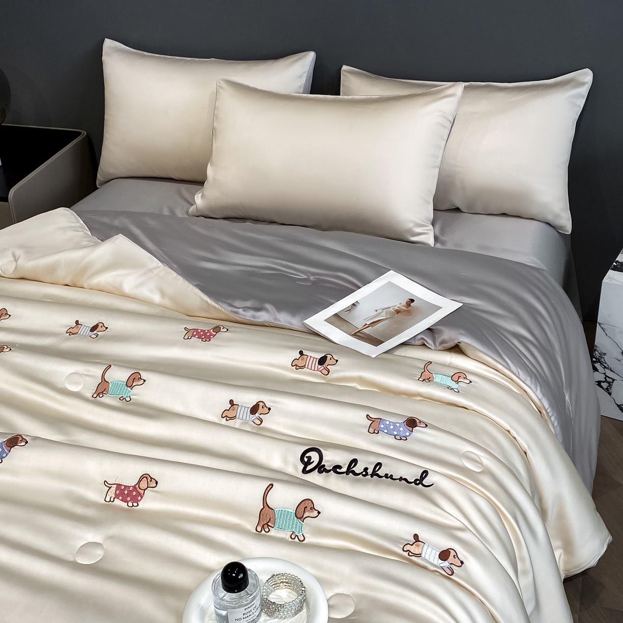 91家纺网 家纺一手货源 找家纺 云棉坊 2026新款水洗冰丝夏被-满绣系列 腊肠狗-梧桐灰