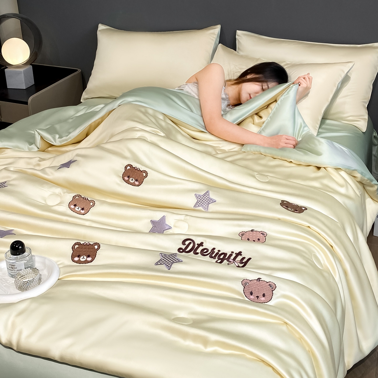 91家纺网 家纺一手货源 找家纺 云棉坊 2026新款水洗冰丝夏被-满绣系列 梦幻熊-奶黄绿