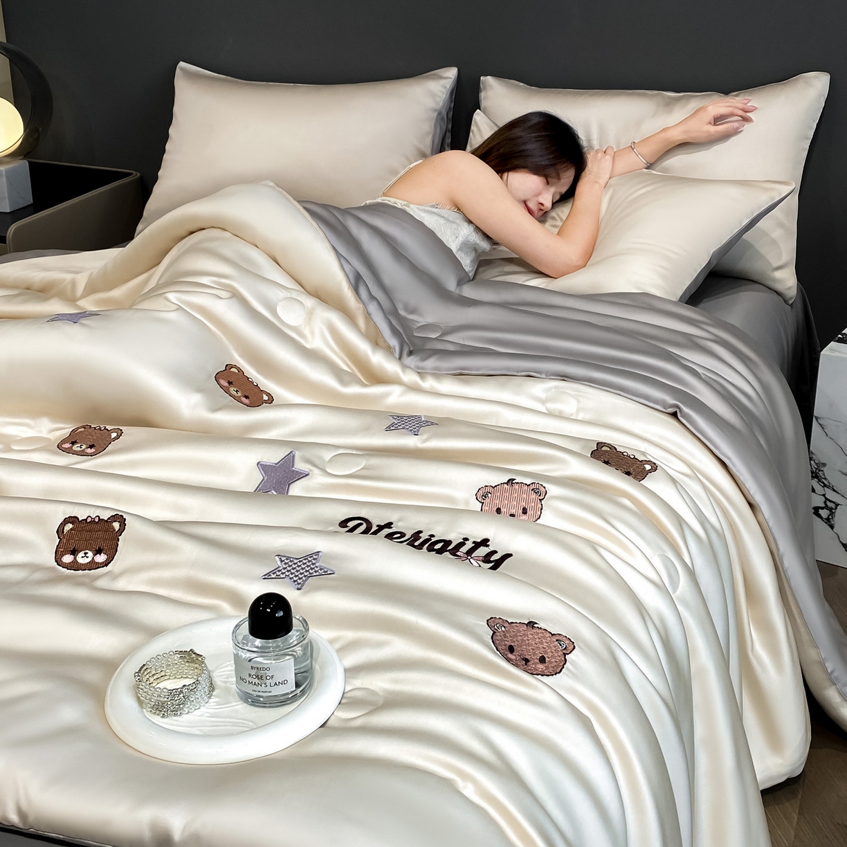 91家纺网 家纺一手货源 找家纺 云棉坊 2026新款水洗冰丝夏被-满绣系列 梦幻熊-梧桐灰