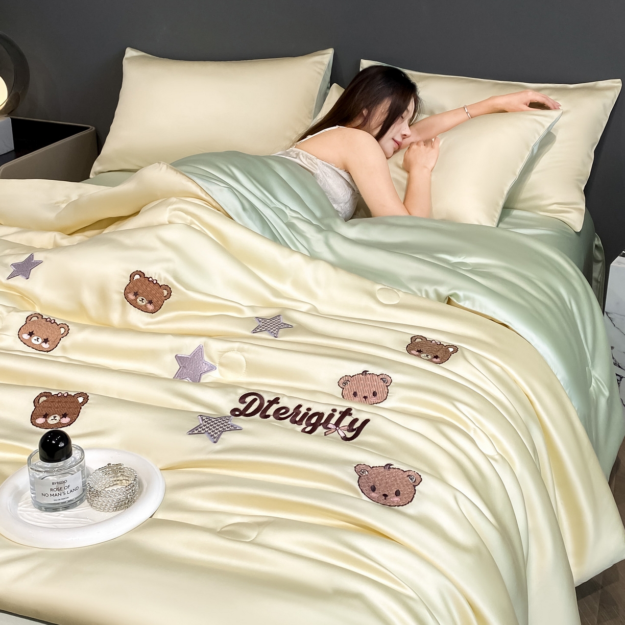 91家纺网 家纺一手货源 找家纺 云棉坊 2026新款水洗冰丝夏被-满绣系列 梦幻熊-奶黄绿