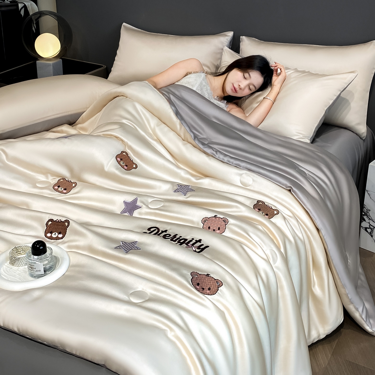 91家纺网 家纺一手货源 找家纺 云棉坊 2026新款水洗冰丝夏被-满绣系列 梦幻熊-梧桐灰