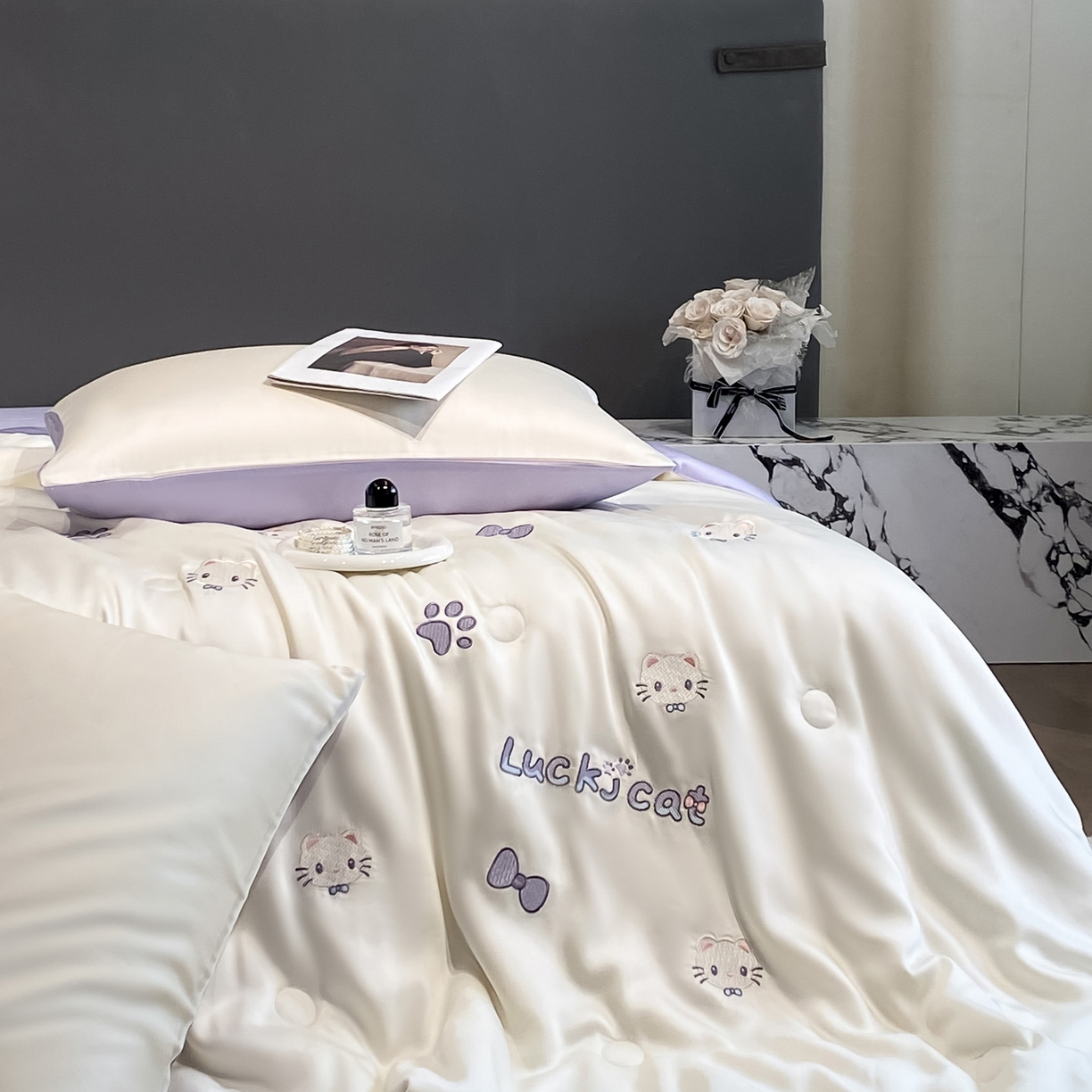 91家纺网 家纺一手货源 找家纺 云棉坊 2026新款水洗冰丝夏被-满绣系列 嘟嘟猫-奶白紫