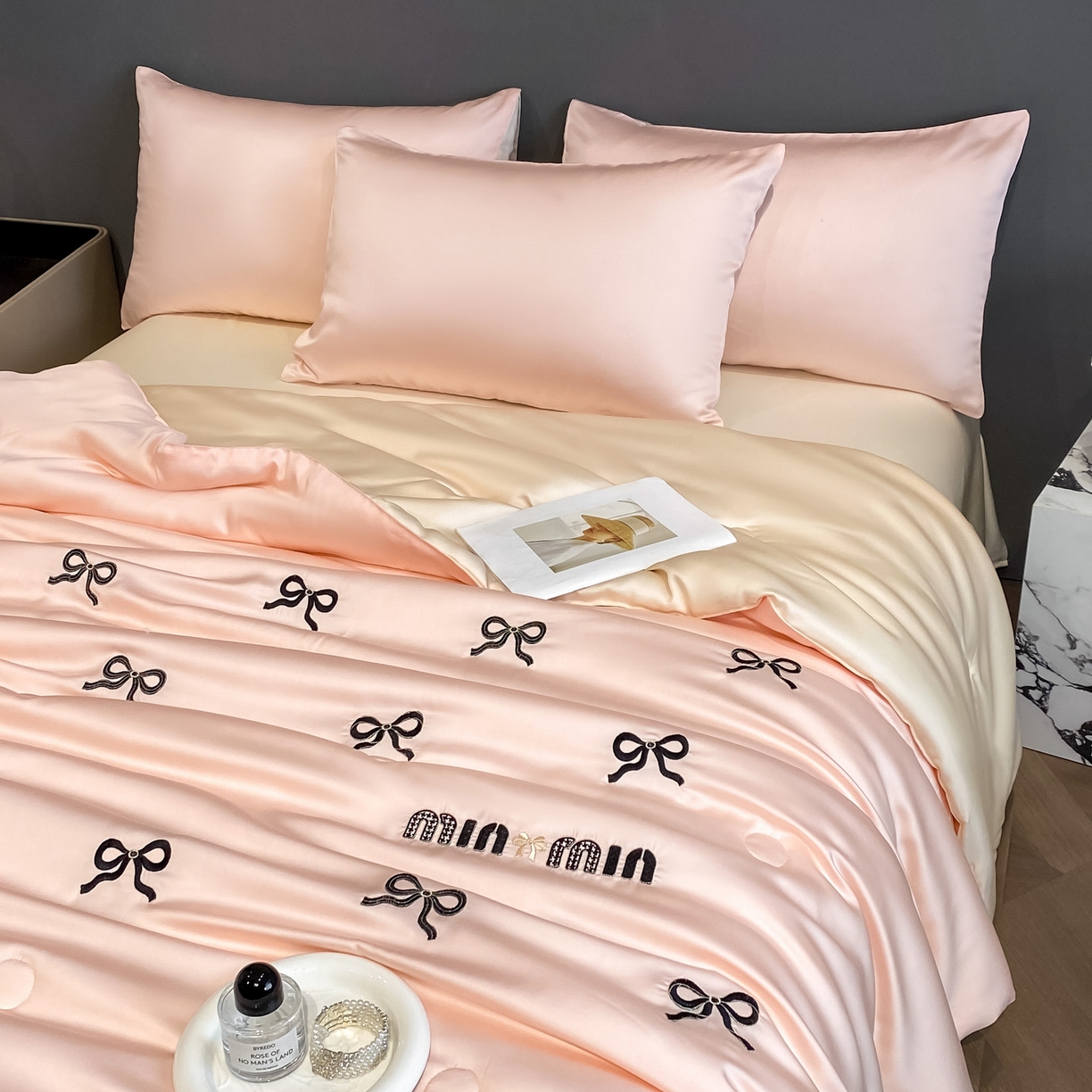 91家纺网 家纺一手货源 找家纺 云棉坊 2026新款水洗冰丝夏被-满绣系列 蝴蝶结-粉香槟