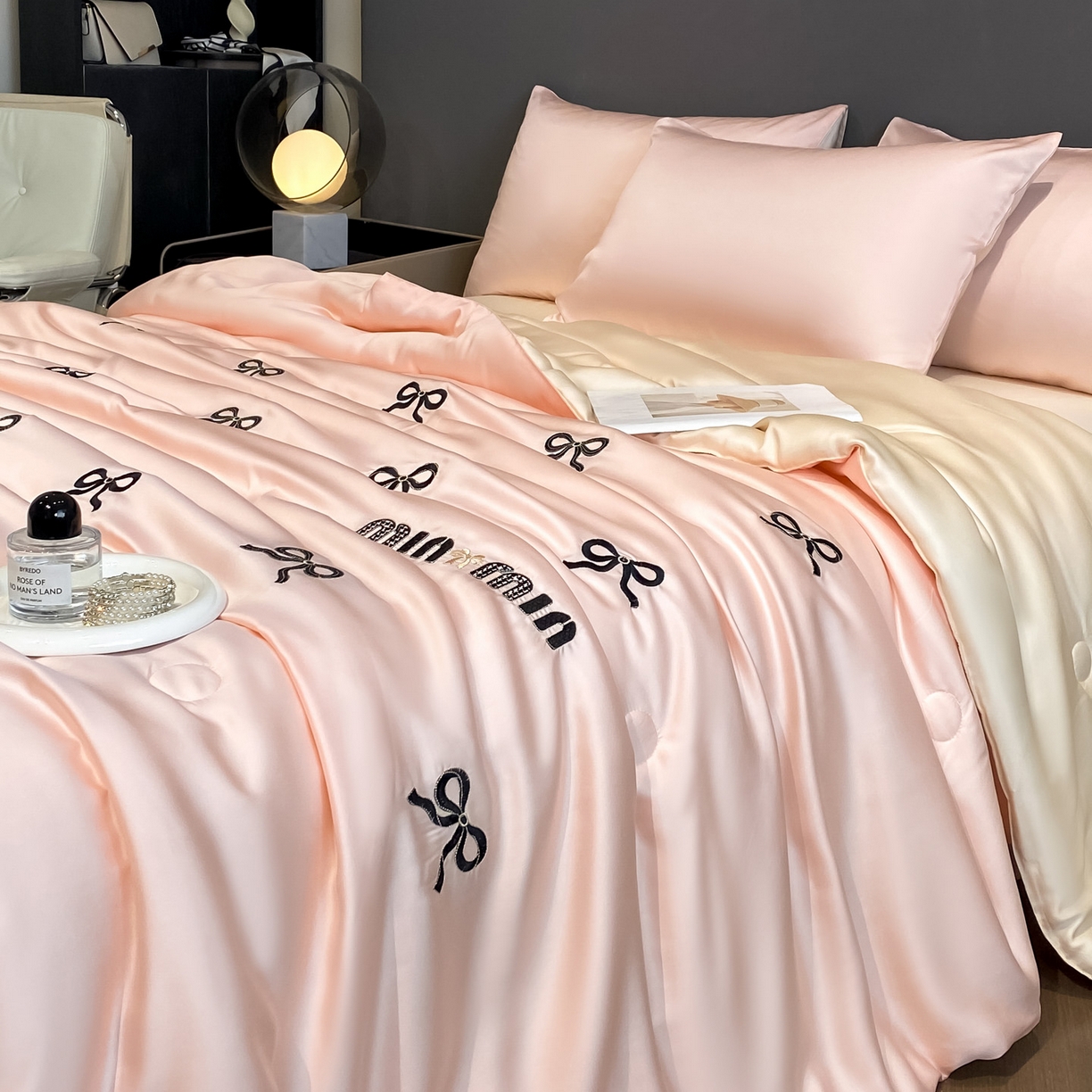 91家纺网 家纺一手货源 找家纺 云棉坊 2026新款水洗冰丝夏被-满绣系列 蝴蝶结-粉香槟