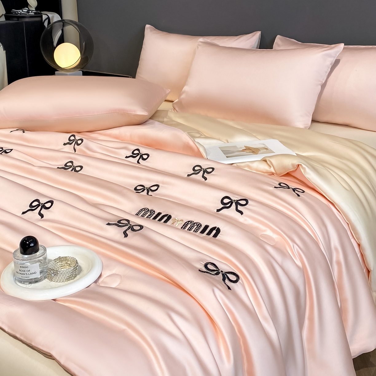 91家纺网 家纺一手货源 找家纺 云棉坊 2026新款水洗冰丝夏被-满绣系列 蝴蝶结-粉香槟