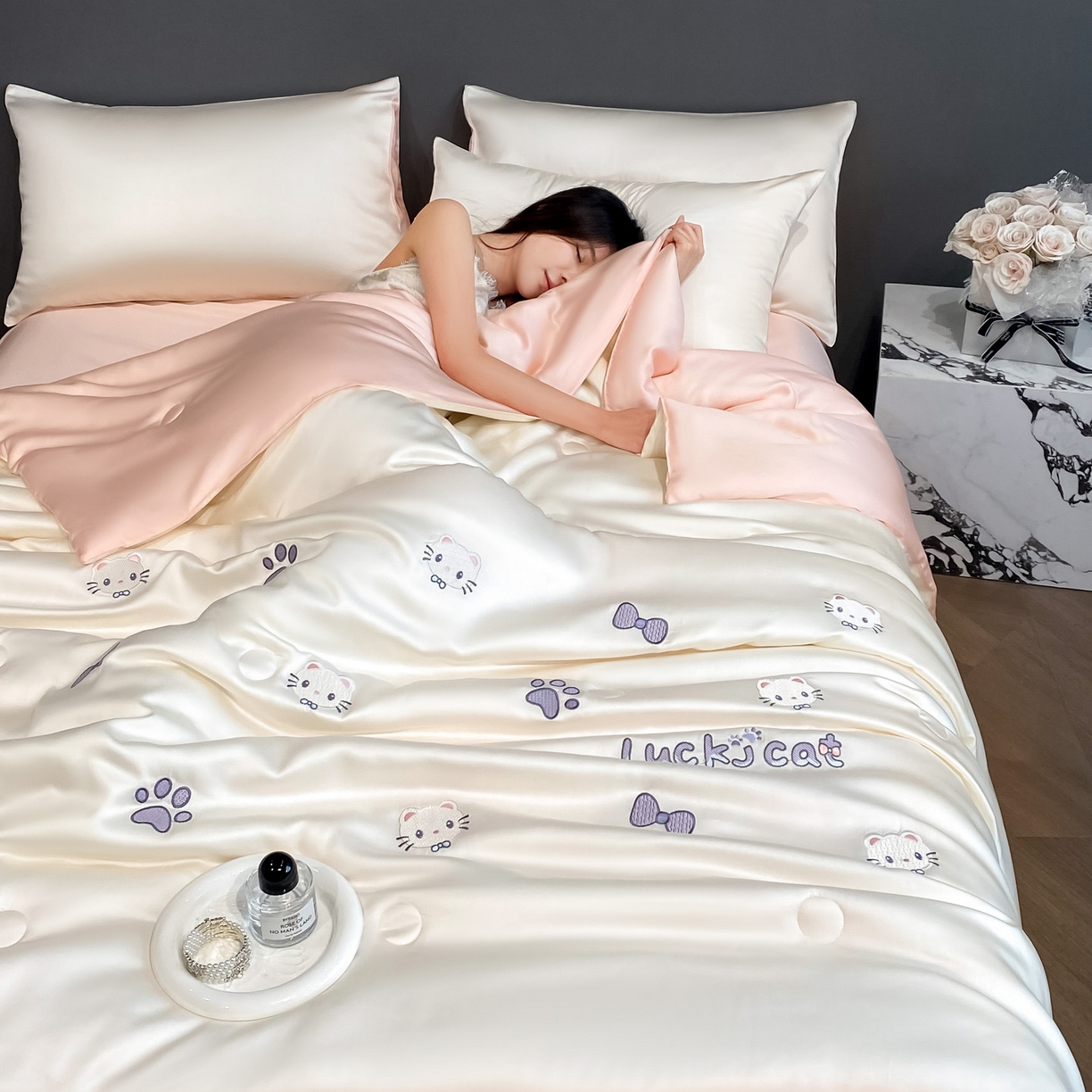 91家纺网 家纺一手货源 找家纺 云棉坊 2026新款水洗冰丝夏被-满绣系列 嘟嘟猫-奶白粉