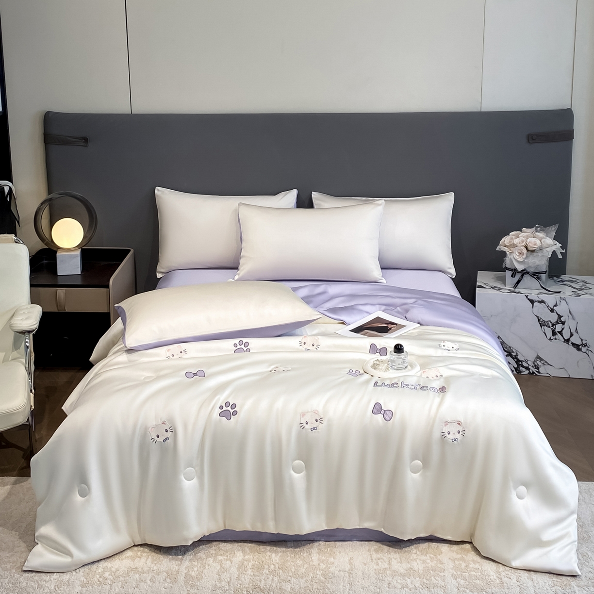 91家纺网 家纺一手货源 找家纺 云棉坊 2026新款水洗冰丝夏被-满绣系列 嘟嘟猫-奶白紫