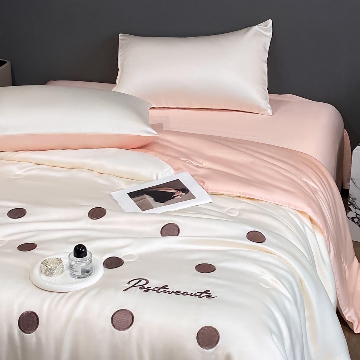 91家纺网 家纺一手货源 找家纺 云棉坊 2026新款水洗冰丝夏被-满绣系列 波点-奶白粉