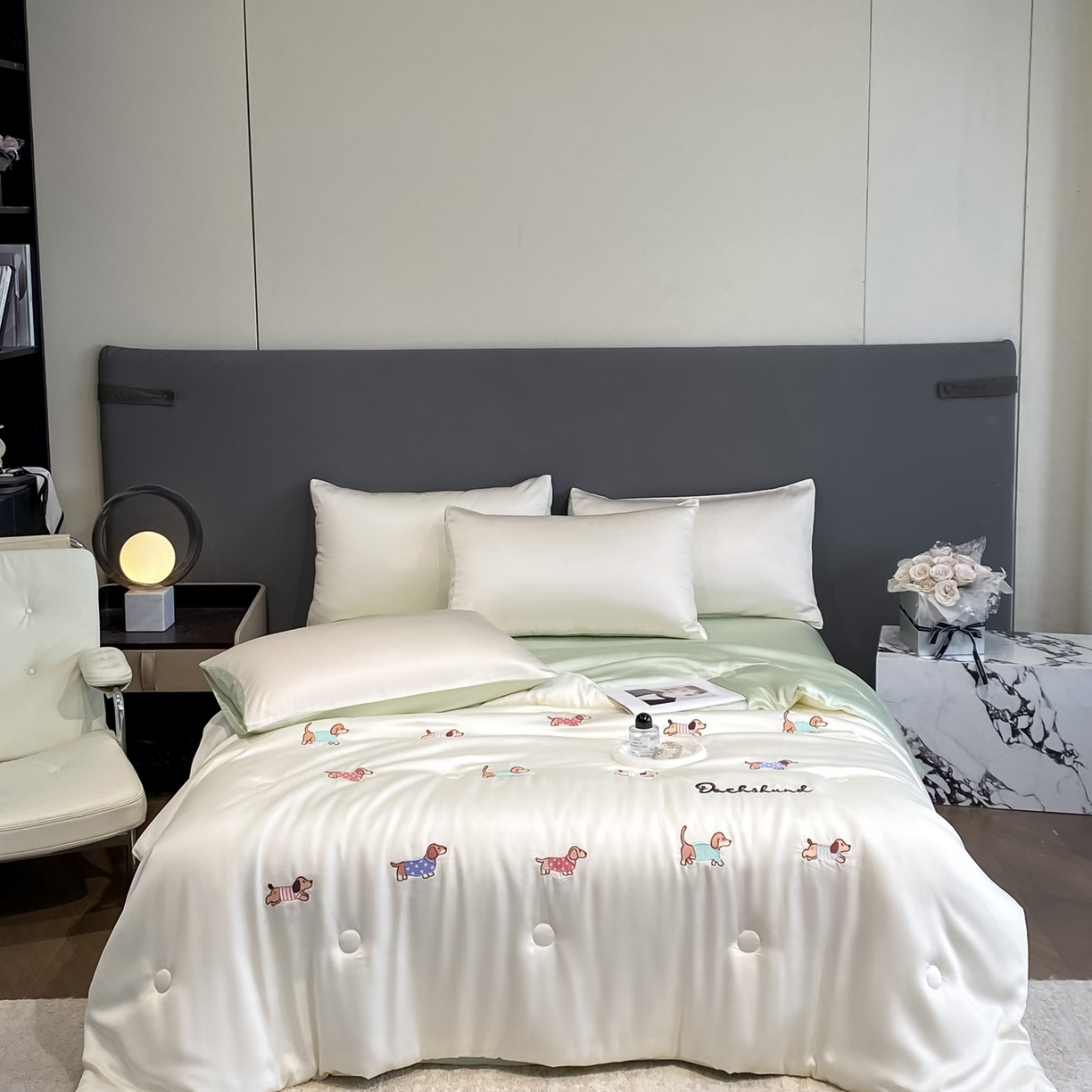 91家纺网 家纺一手货源 找家纺 云棉坊 2026新款水洗冰丝夏被-满绣系列 腊肠狗-奶白绿