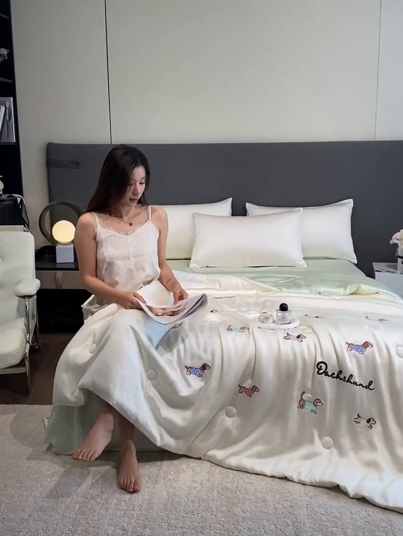 91家纺网 家纺一手货源 找家纺 云棉坊 2026新款水洗冰丝夏被-满绣系列 腊肠狗-奶白绿