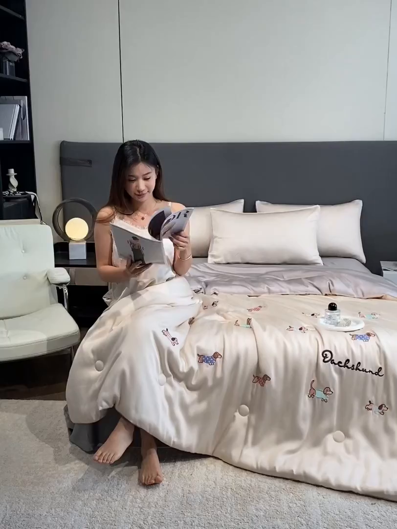 91家纺网 家纺一手货源 找家纺 云棉坊 2026新款水洗冰丝夏被-满绣系列 腊肠狗-梧桐灰