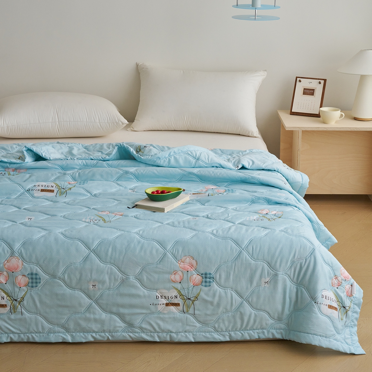 91家纺网 家纺一手货源 找家纺 悦织湾家纺 2026新款超声波夏被亲肤绒夏凉被芦荟棉夏季被子批发供货赠品礼品被便宜夏被空调被 蓝恋