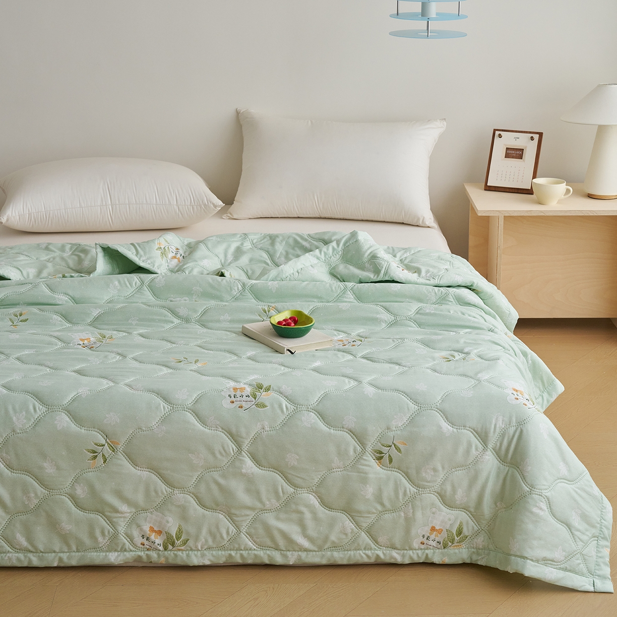 91家纺网 家纺一手货源 找家纺 悦织湾家纺 2026新款超声波夏被亲肤绒夏凉被芦荟棉夏季被子批发供货赠品礼品被便宜夏被空调被 绿园春