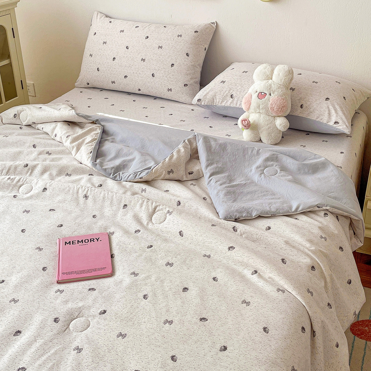 91家纺网 家纺一手货源 找家纺 纽缦家纺 2026春夏新款A类古法水洗棉夏被夏凉被空调被 初春灰