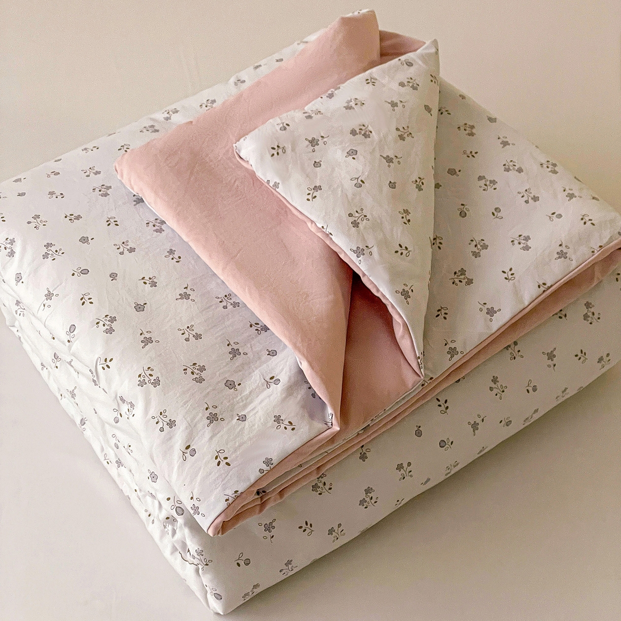 91家纺网 家纺一手货源 找家纺 纽缦家纺 2026春夏新款A类古法水洗棉夏被夏凉被空调被 恋空灰