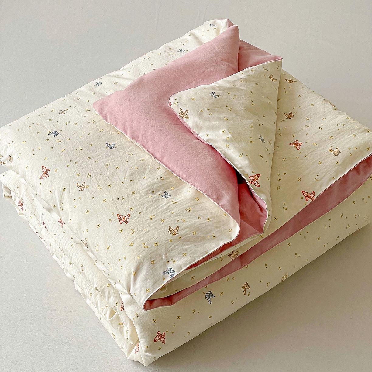 91家纺网 家纺一手货源 找家纺 纽缦家纺 2026春夏新款A类古法水洗棉夏被夏凉被空调被 彩蝶红