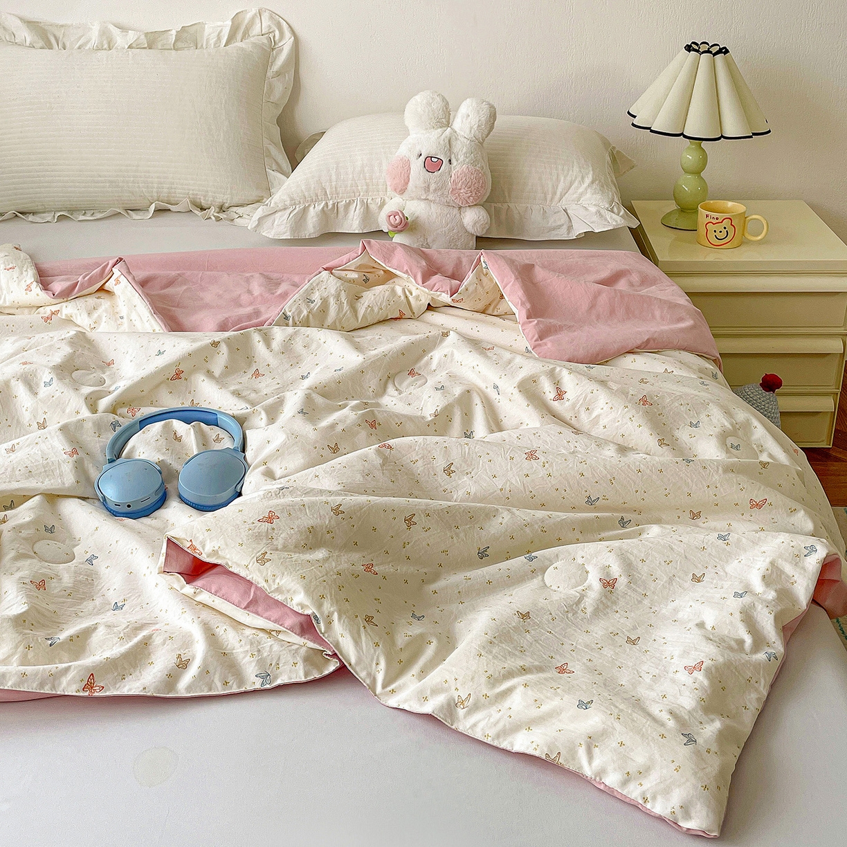 91家纺网 家纺一手货源 找家纺 纽缦家纺 2026春夏新款A类古法水洗棉夏被夏凉被空调被 彩蝶红