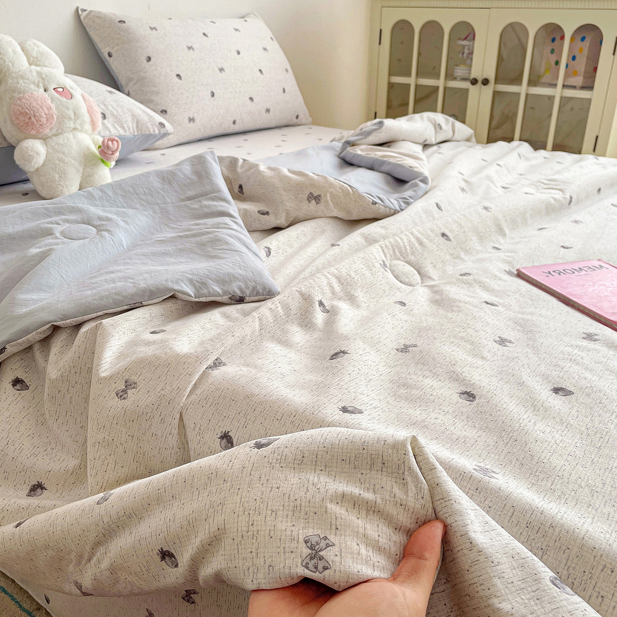 91家纺网 家纺一手货源 找家纺 纽缦家纺 2026春夏新款A类古法水洗棉夏被夏凉被空调被 初春灰