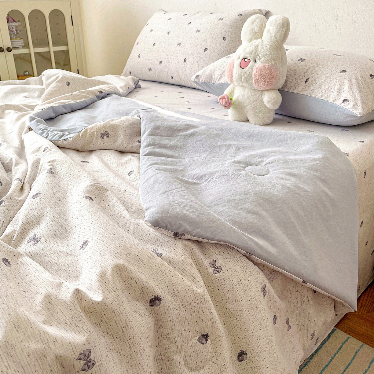 91家纺网 家纺一手货源 找家纺 纽缦家纺 2026春夏新款A类古法水洗棉夏被夏凉被空调被 初春灰