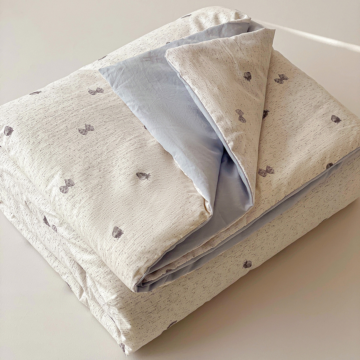 91家纺网 家纺一手货源 找家纺 纽缦家纺 2026春夏新款A类古法水洗棉夏被夏凉被空调被 初春灰