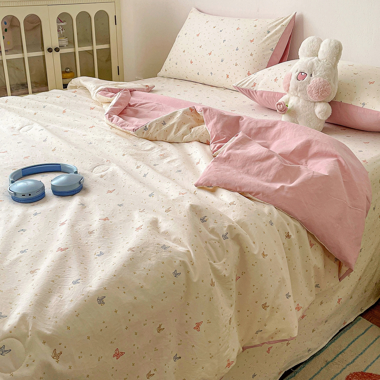 91家纺网 家纺一手货源 找家纺 纽缦家纺 2026春夏新款A类古法水洗棉夏被夏凉被空调被 彩蝶红