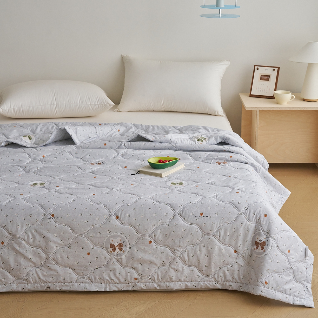 91家纺网 家纺一手货源 找家纺 悦织湾家纺 2026新款超声波夏被亲肤绒夏凉被芦荟棉夏季被子批发供货赠品礼品被便宜夏被空调被 绅士熊