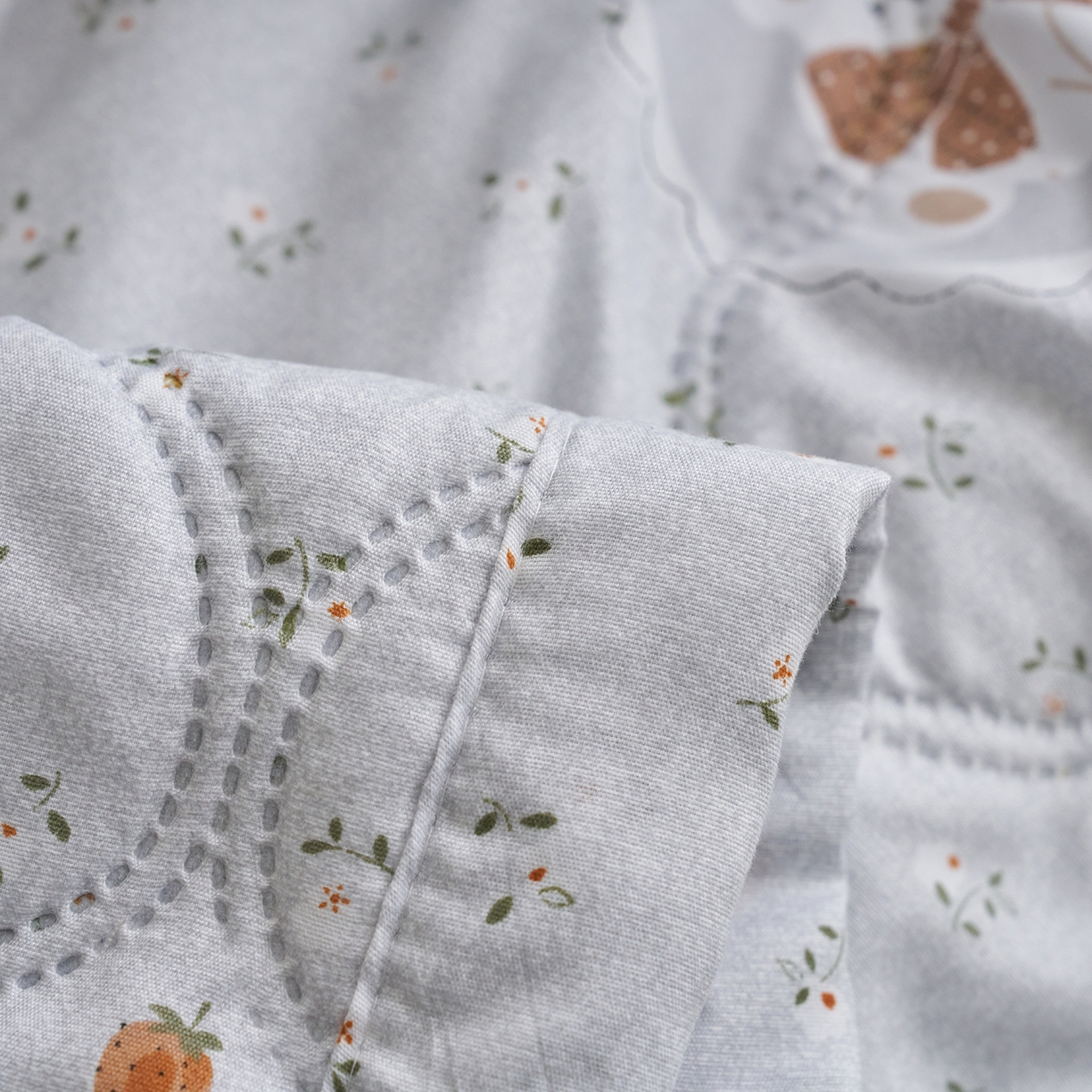 91家纺网 家纺一手货源 找家纺 悦织湾家纺 2026新款超声波夏被亲肤绒夏凉被芦荟棉夏季被子批发供货赠品礼品被便宜夏被空调被 绅士熊