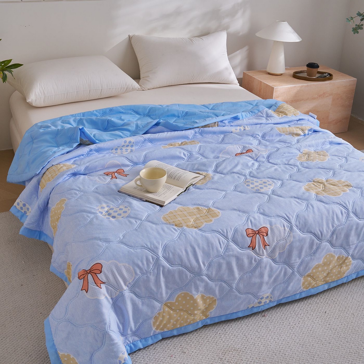 91家纺网 家纺一手货源 找家纺 悦织湾家纺 2026新款超声波夏被亲肤绒夏凉被芦荟棉夏季被子批发供货赠品礼品被便宜夏被空调被 序曲恋