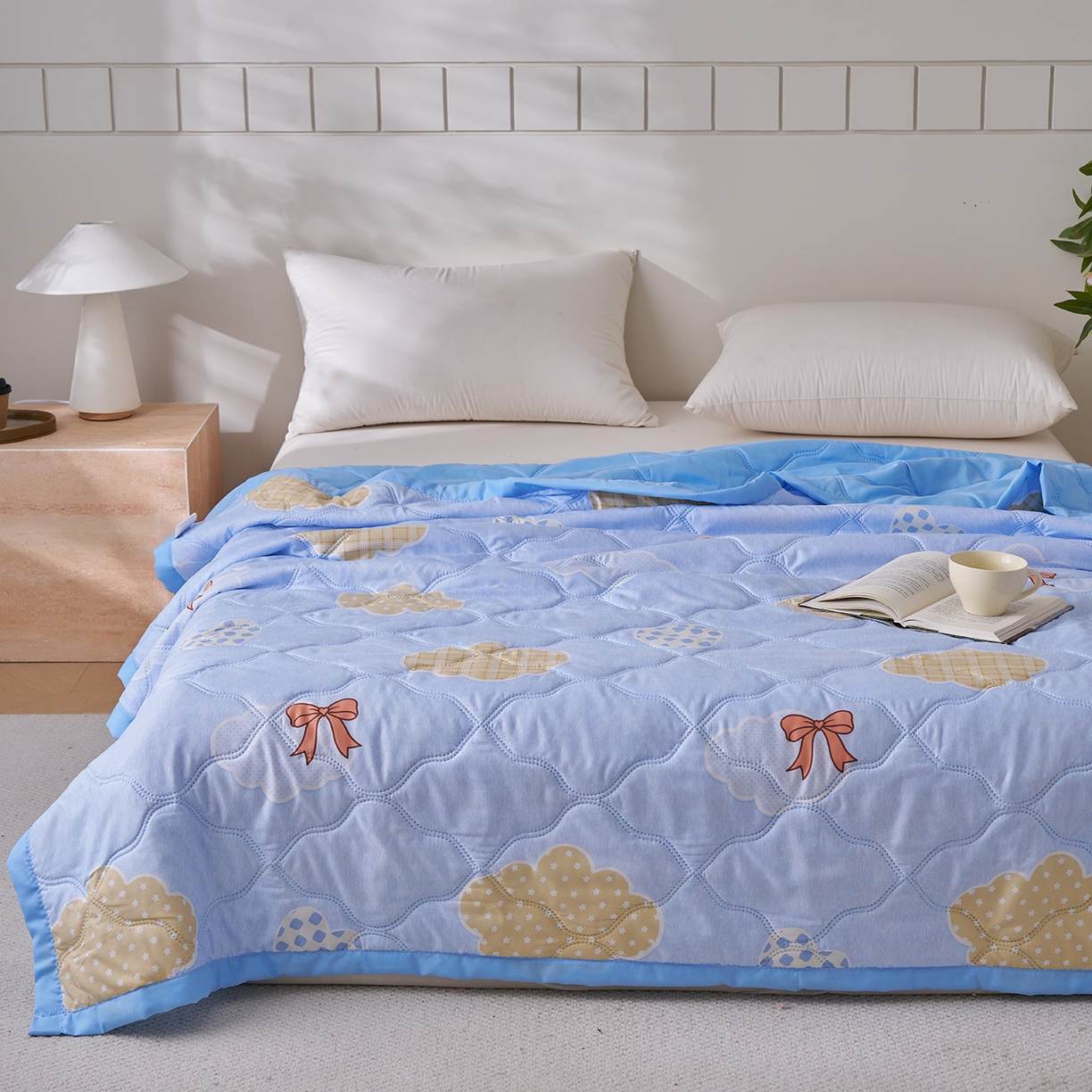 91家纺网 家纺一手货源 找家纺 悦织湾家纺 2026新款超声波夏被亲肤绒夏凉被芦荟棉夏季被子批发供货赠品礼品被便宜夏被空调被 序曲恋