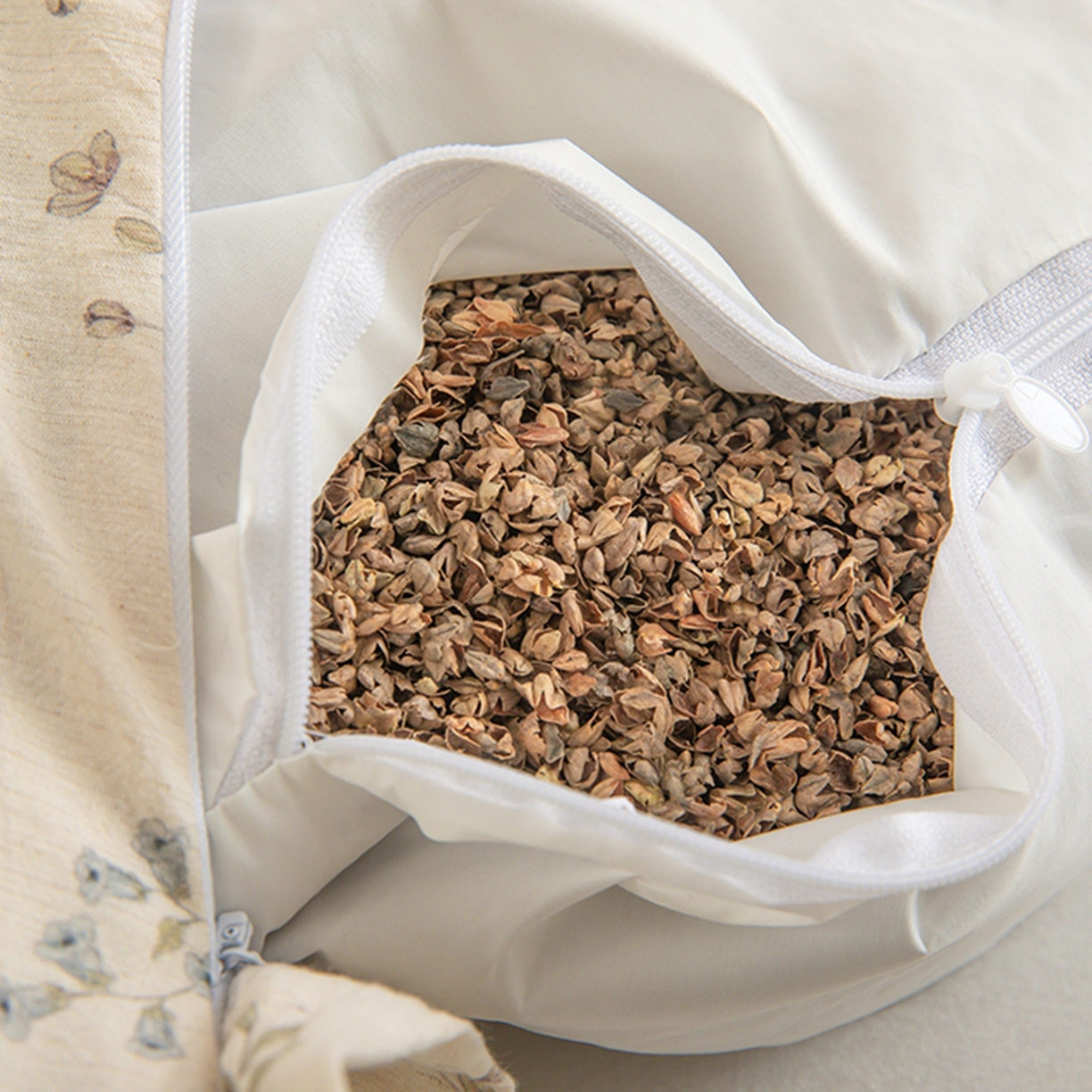 91家纺网 家纺一手货源 找家纺 枕之坊 2026新款棉麻月牙荞麦枕枕头枕芯 棉麻月牙-林间花语