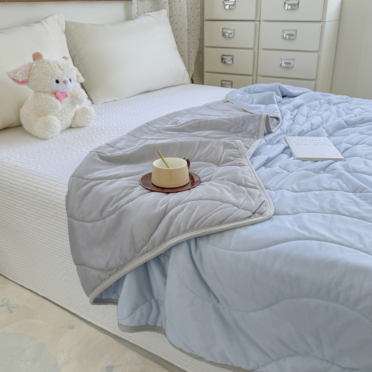 91家纺网 家纺一手货源 找家纺 默忆 2026春夏新款绗缝冰激凌凉感丝夏被夏凉被空调被 孔雀蓝