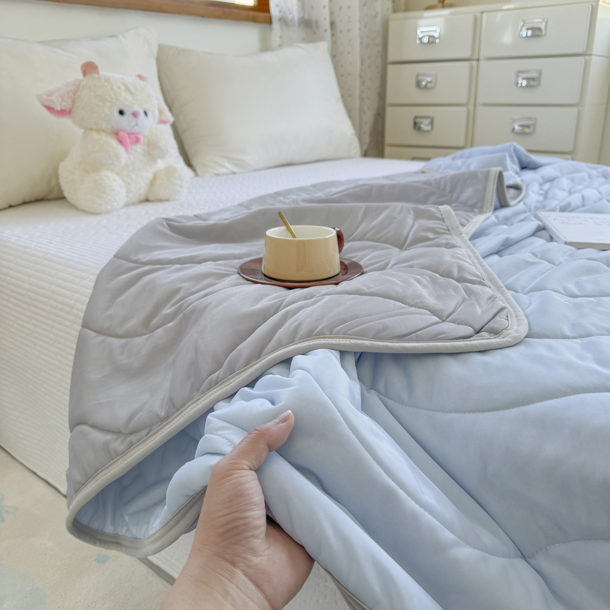 91家纺网 家纺一手货源 找家纺 默忆 2026春夏新款绗缝冰激凌凉感丝夏被夏凉被空调被 孔雀蓝