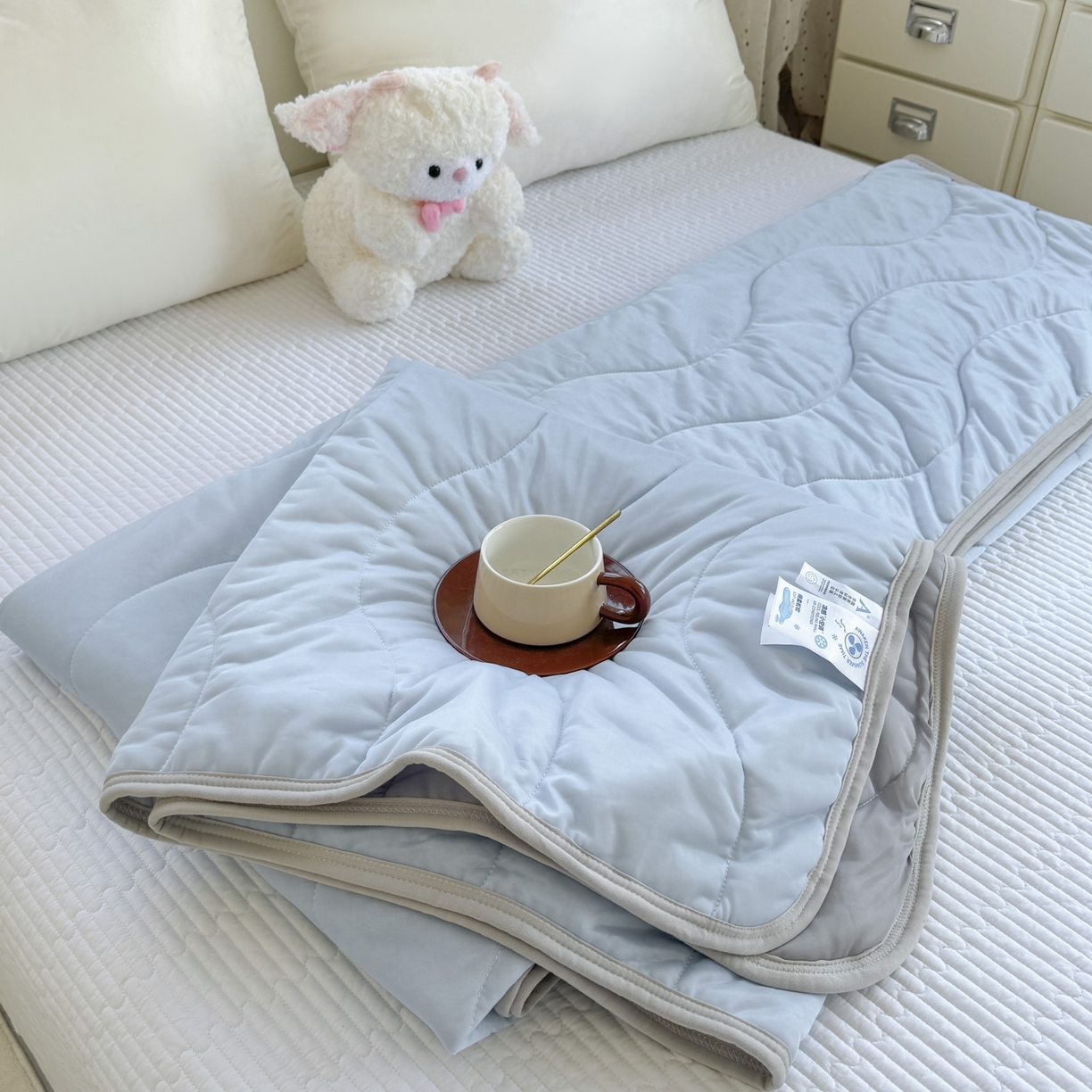 91家纺网 家纺一手货源 找家纺 默忆 2026春夏新款绗缝冰激凌凉感丝夏被夏凉被空调被 孔雀蓝