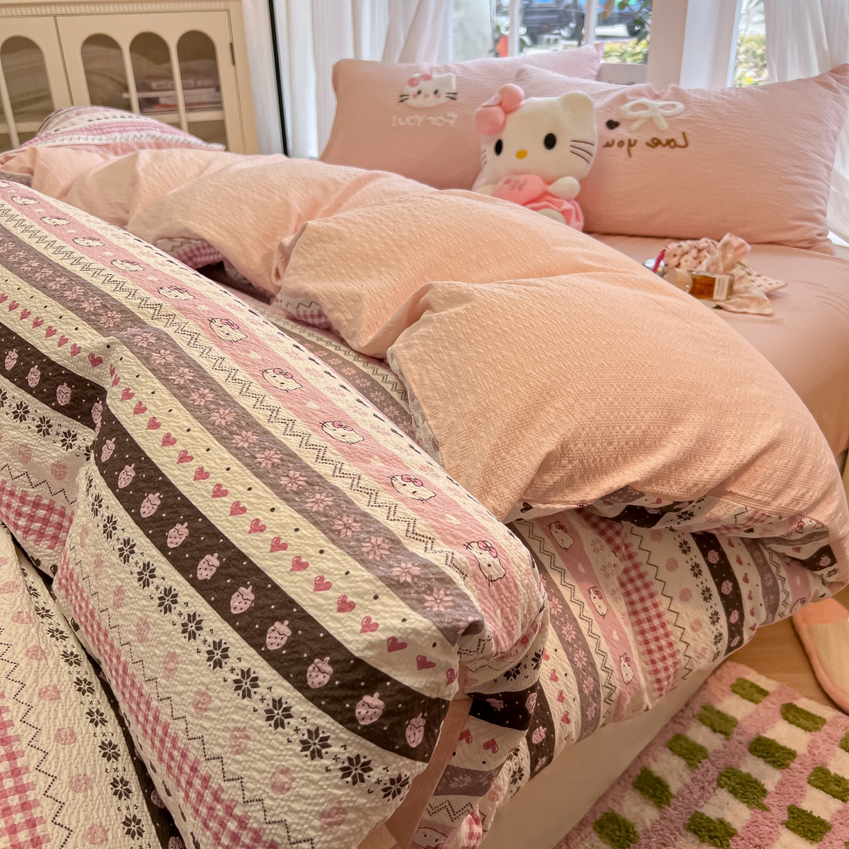 91家纺网 家纺一手货源 找家纺 韩巢家纺 2026新款泡芙纱费尔岛毛巾绣四件套 小猫集-粉-毛巾绣