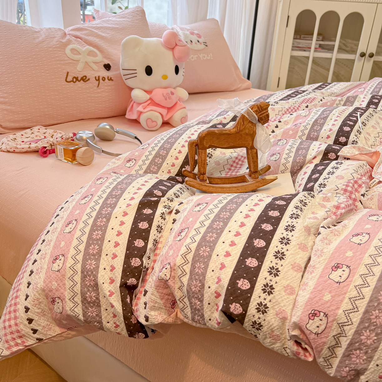 91家纺网 家纺一手货源 找家纺 韩巢家纺 2026新款泡芙纱费尔岛毛巾绣四件套 小猫集-粉-毛巾绣