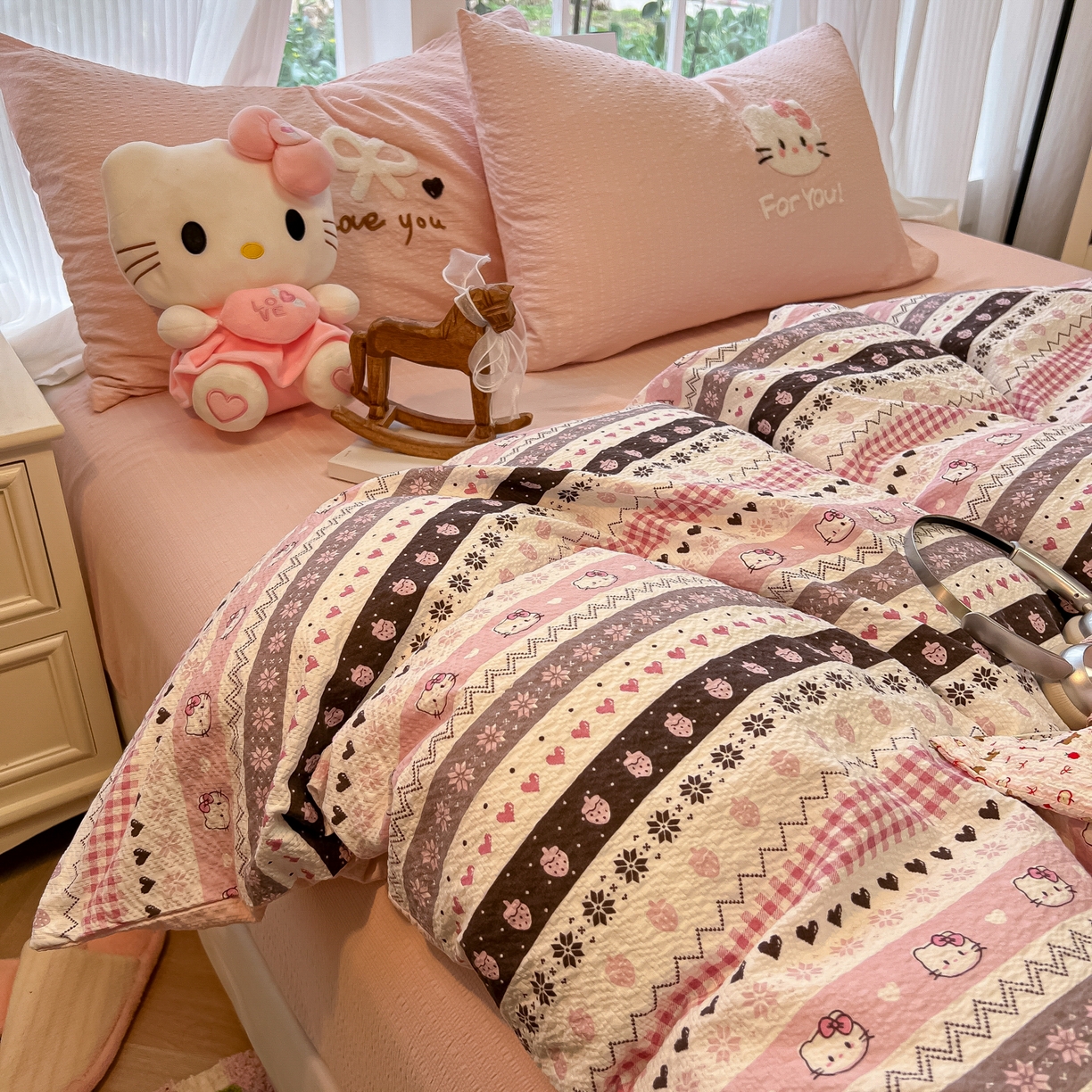 91家纺网 家纺一手货源 找家纺 韩巢家纺 2026新款泡芙纱费尔岛毛巾绣四件套 小猫集-粉-毛巾绣